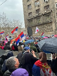 SCENA SA PROTESTA OD KOJE TI SE SMUČI! Napio se i povraća u kontejner, sa sve čokančetom u ruci (FOTO)