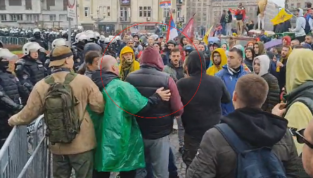 UDARILI NA ŽENU! Demonstranti se tuku među sobom, sramne scene u centru Beograda
