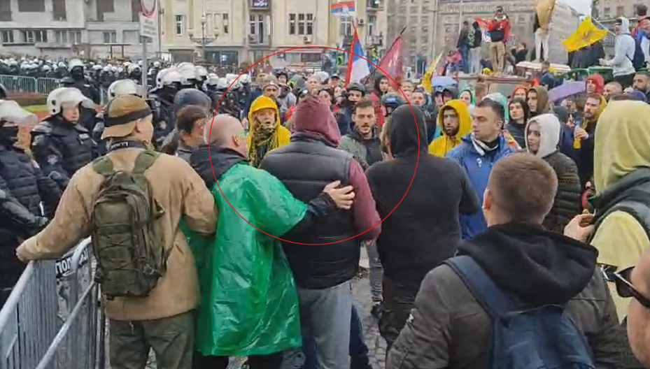UDARILI NA ŽENU! Demonstranti se tuku među sobom, sramne scene u centru Beograda