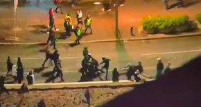 POGLEDAJTE KAKO HULIGANI I EKSTREMISTI TUKU ORGANIZATORE PROTESTA Niko nije izašao iz Pionirskog parka (VIDEO)