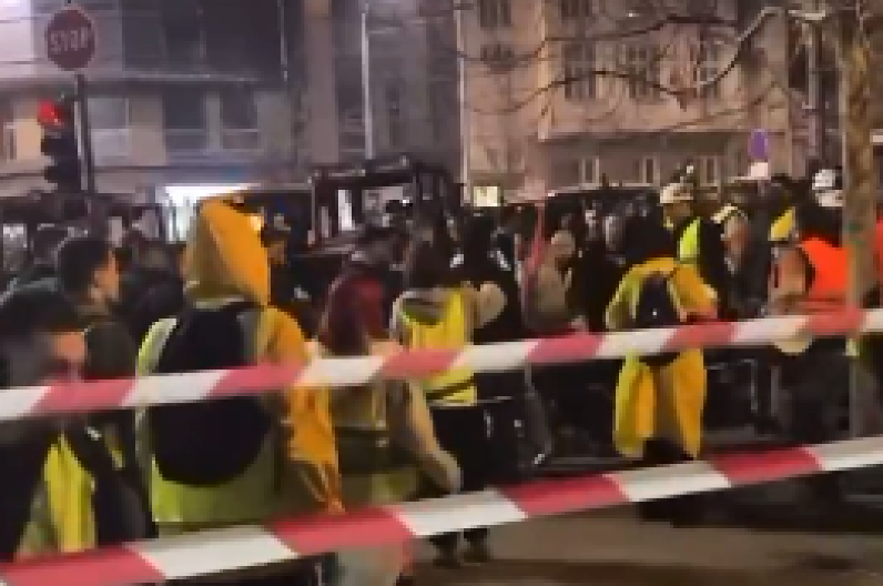 OVO NEĆETE VIDETI U ANTISRPSKIM MEDIJIMA! Brnabić objavila jasan dokaz da su ektremisti napali i studente u blokadama i studente u Pionirskom parku!