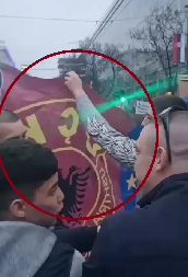 DA LI JE OVO MOGUĆE? Na jučerašnjem protestu opozicije razvijene NATO i UČK zastave! (VIDEO)