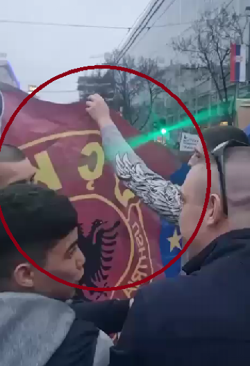 DA LI JE OVO MOGUĆE? Na jučerašnjem protestu opozicije razvijene NATO i UČK zastave! (VIDEO)