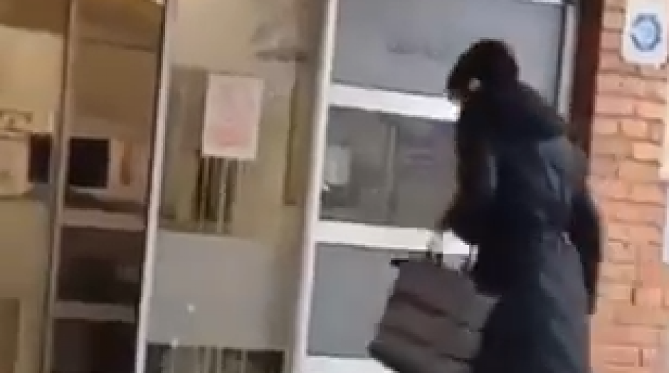 NOVO NASILJE AKTIVISTA OPOZICIJE! POGLEDAJTE, ONI NAPADAJU ŽENE! Kamera ih snimila šta rade u Obrenovcu (VIDEO)