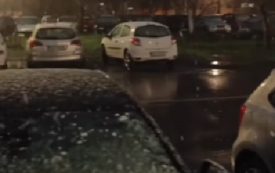 JUČE 30 STEPENI, A DANAS VEJE! U ovom srpskom gradu pale prve pahulje (VIDEO)