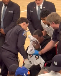 STRAŠNA DRAM U NBA Poznati komičar počeo da povraća tokom meča, krvavog u kolicima ga izveli (VIDEO)