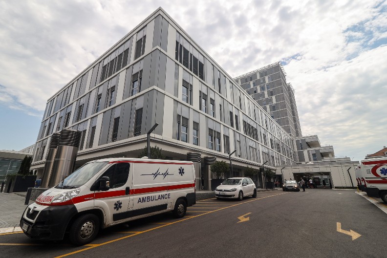 U URGENTNI PRIMLJEN MUŠKARAC (41) SA 5 UBODA NOŽEM Sumnja se da se OVO desilo u njegovom stanu