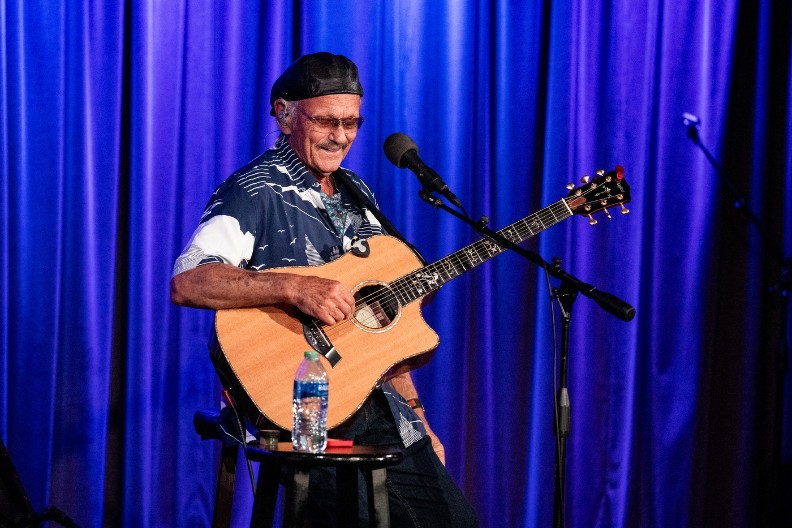 UMRO POZNATI PEVAČ Njegova supruga potvrdila tužnu vest, slomljena od bola!