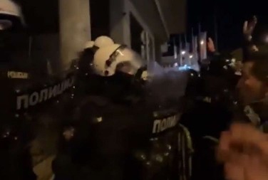 OPOZICIJA DIVLJALA U NOVOM SADU: Pogačar, Bačulov i ostali ekstremisti hteli da zauzmu Skupštinu Novog Sada