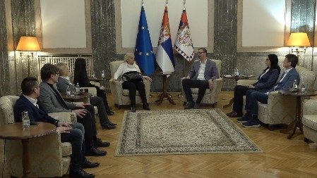 DOLAZAK NA POSAO BIO JE TRAUMATIČAN I DEGRADIRAJUĆ, GAĐAJU JAJIMA, NARANDŽAMA Vučić razgovarao sa predstavnicima Gradske uprave opštine Obrenovac