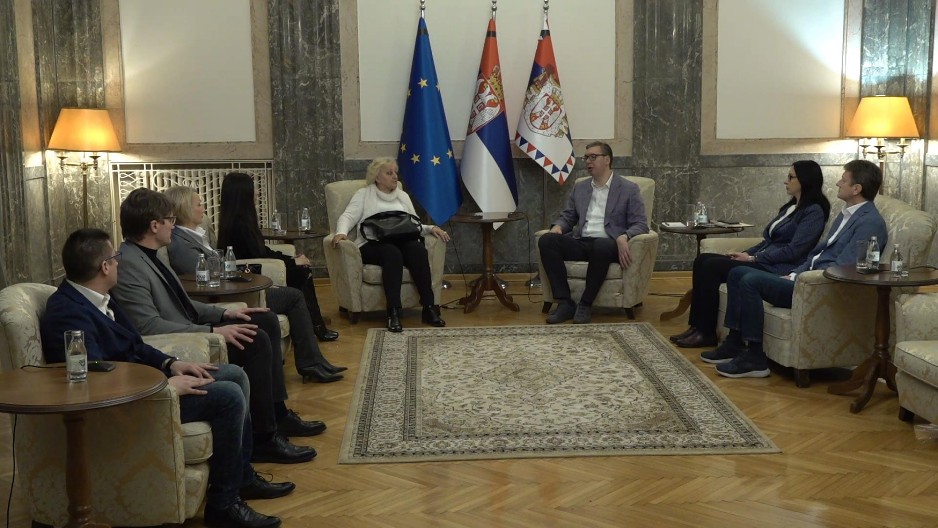 DOLAZAK NA POSAO BIO JE TRAUMATIČAN I DEGRADIRAJUĆ, GAĐAJU JAJIMA, NARANDŽAMA Vučić razgovarao sa predstavnicima Gradske uprave opštine Obrenovac