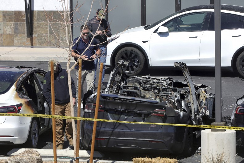DRAMA U LAS VEGASU Nepoznati napadač bacio molotovljeve koktele i pucao u automobile Tesla (FOTO)