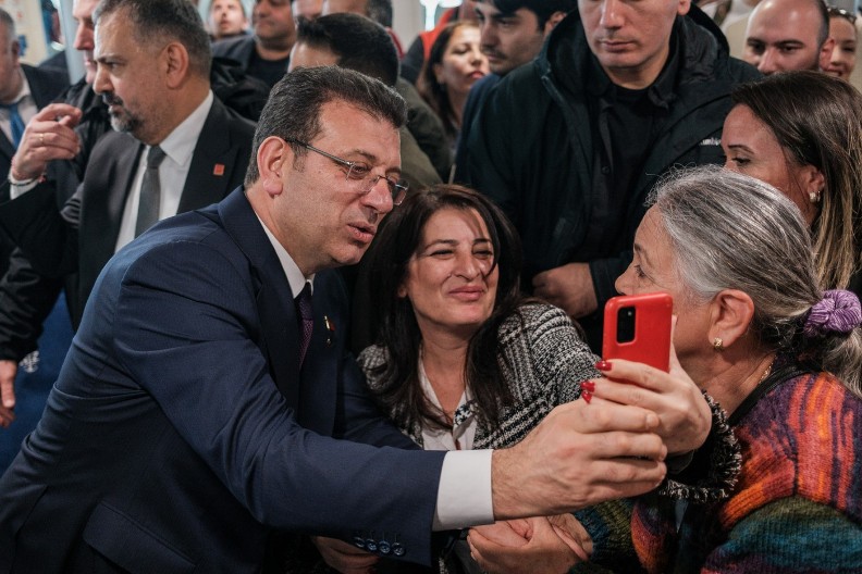 HAOS U TURSKOJ, UHAPŠEN ERDOGANOV RIVAL Policija mu upala u kuću u punoj bojnoj opremi, "palo" još njih 100