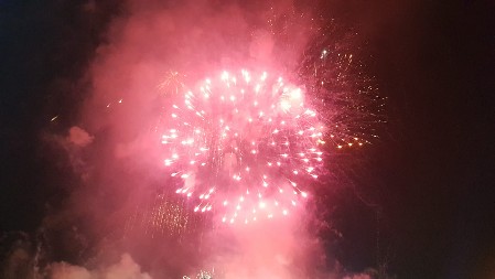 PUCAO VATROMET U DANIMA TUGE I BOLA Građani Kočana besni zbog njegovog poteza