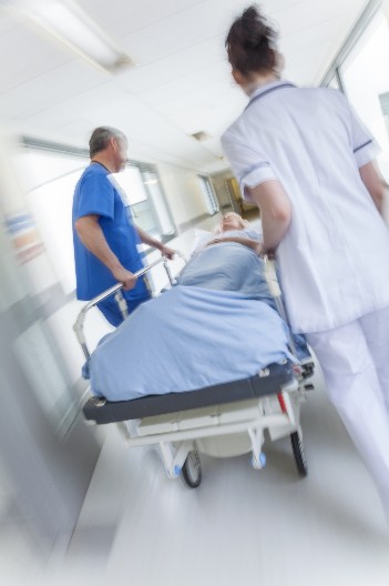 KRVNIČKI GA UBADALI NOŽEM! Mladić (16) koji je izboden u pekari ODSTRANJENA SLEZINA - gubi previše krvi! Pekar ispričao detalje