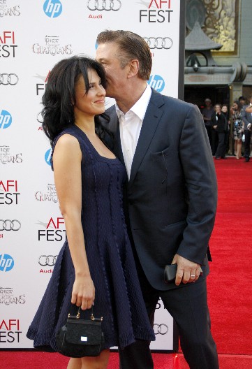 „UĆUTI DOK JA PRIČAM!“ Poznatog glumca najstrašnije ponizila 26 godina mlađa žena