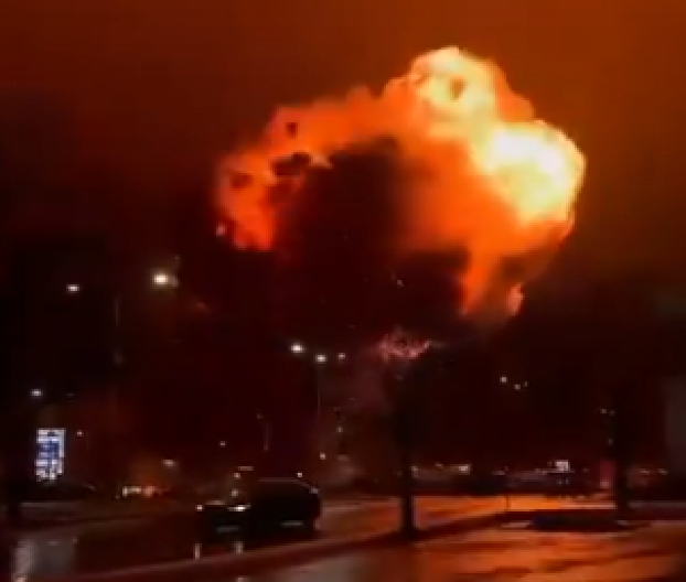 RUSI NAPADAJU KASETNIM BOMBAMA Vazdušni udar na stambenu zgradu