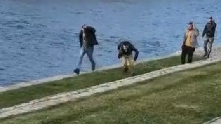 MONSTRUOZNO! SNIMCI NASILJA IZ NIŠA: Blokaderi gađaju ljude nasumično - SVE im se svelo na nasilje! (VIDEO)