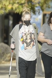 POZNATA GLUMICA ZBOG OPAKE BOLESTI VIŠE NE MOŽE DA STOJI NA NOGAMA  Više od 30 puta je završila u bolnici, a ovo su simptomi koje ne treba ignorisati