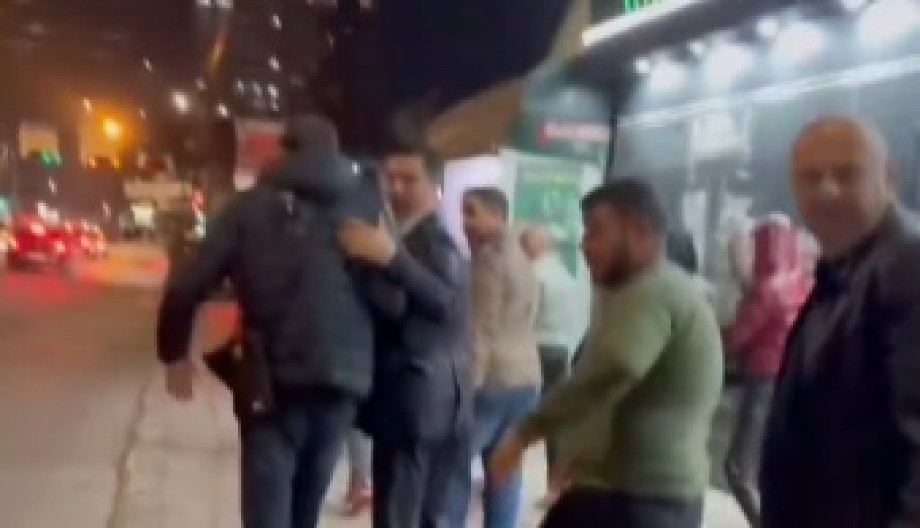 GRADONAČELNIKA NIŠA NAPAO ĐILASOV POTRČKO Pogledajte kako se dostojanstveno držao uprkos nasilju studenta blokadera i ostalih siledžija (VIDEO)