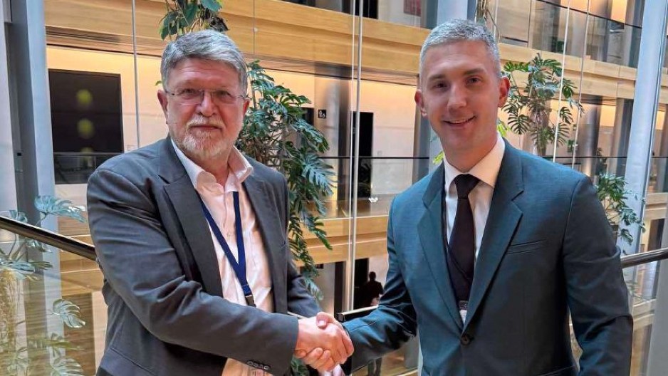 LAŽNI PATRIOTA STEZAO ŠAKU PICULI, A DO JUČE KRAO TOALET PAPIR:  Tražio sankcije za Srbiju, zabranu Vučića, pa se prišljamčio Kurtiju!