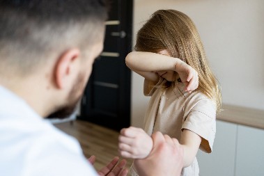 NEBULOZNA ODBRANA: MAJKA I OČUH "NISU VIDELI" BROJNE OPEKOTINE I RANE NA DEVOJČICI (7)! Detetu gasili cigare po telu, lomili rebra ...