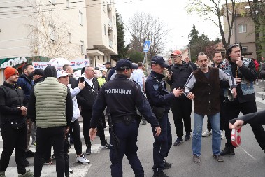 BLOKADERI VREĐAJU I NAPADAJU! POLICIJA REAGOVALA Pogledajte šta sve rade ljudima na Zvezdari (FOTO/VIDEO)