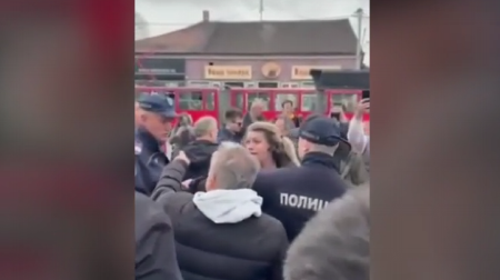 VUVUZELOM UDARILA NASTARIJU POSLANICU SNS NA OPŠTINI ZVEZDARA Divljanje blokadera sve gore!