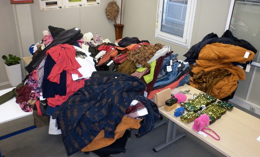 NA GRANICI REKLI DA PREVOZE SAMO POLOVNI NAMEŠTAJ Onda su carinici u neverici počeli da vade DžAK ZA DŽAKOM (FOTO)