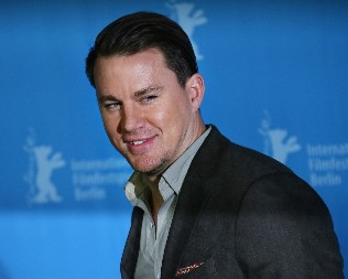 PLOČICA DO PLOČICE, ŽENE PADAJU U NESVEST! Poznati lepotan se skinuo u bokserice i pokazao čime raspolaže!