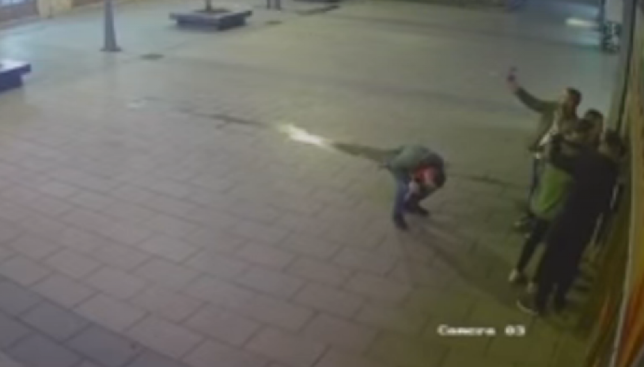 NOVI SNIMAK TUČE U ČAČKU Blokaderi napali maloletnika dok je bio sa devojkom, pa slagali da su napadnuti politički (VIDEO)