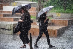 KIŠA PLJUŠTI U OVIM DELOVIMA SRBIJE! Evo gde se padavine očekuju do večeras!