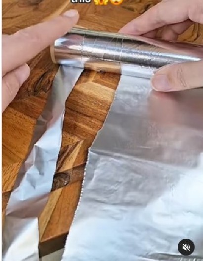ALUMINIJUMSKA FOLIJA SE STALNO CEPA? Natalija je pokazala trik koji spašava celu rolnu, a i vaše živce!