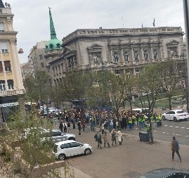GRUPICA BLOKADERA MALTRETIRA NAROD Evo koliko njih je danas blokiralo saobraćaj u centru Beograda (FOTO)