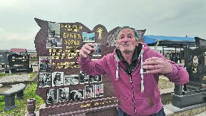 ZORAN PLANIRA DA UMRE 2057.GODINE! Ljudi gledaju u spomenik na groblju i krste se s obe ruke!