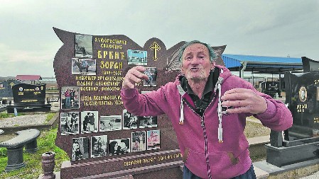ZORAN PLANIRA DA UMRE 2057.GODINE! Ljudi gledaju u spomenik na groblju i krste se s obe ruke!