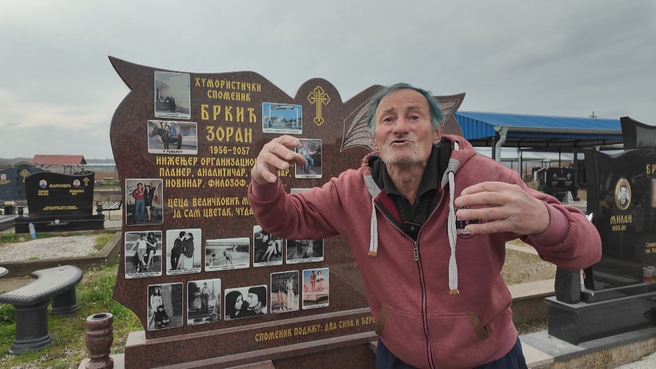 DATUM SMRTI 2057. GODINA Ljudi gledaju u spomenik i krste se sa obe ruke, Zoran zakupio 10 parcela na groblju