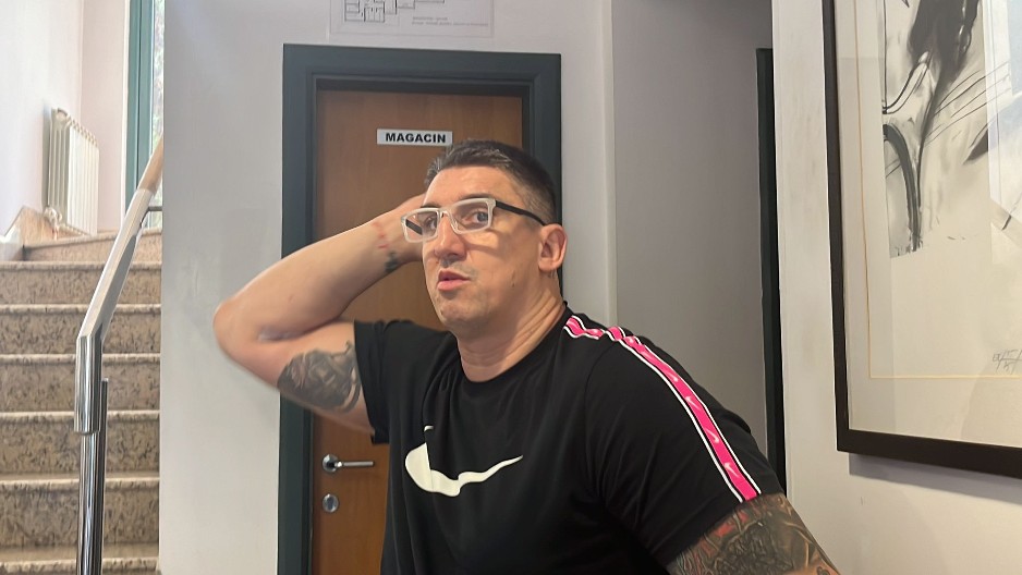 "SKINI SE GOLA, MOGU LI DA TE POLJUBIM U USTA?" Kristijan Golubović se osamio sa cimerkom, pa pokušao ovo, na korak da prevari suprugu