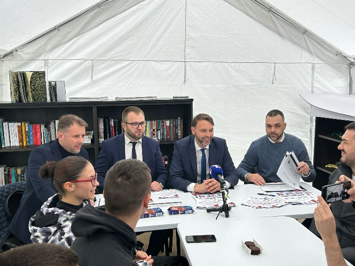PREDSTAVNICI BANKE POŠTANSKE  ŠTEDIONICE O KREDITIMA ZA MLADE! Studenti koji hoće da uče u Pionirskom parku prisustvuju prezentaciji (VIDEO)