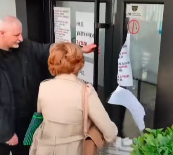 RUKE VAM SE POZLATILE! Profesorka skida nakaradne plakate sa Fakulteta savremenih umetnosti, došla da održi predavanje! (VIDEO)