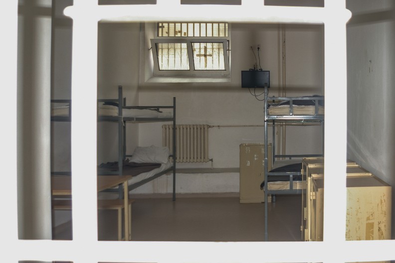 DEMENTNI PENZIONER UPUCAO ŽENU SVOG UNUKA Ispalio u nju šest hitaca, sudiji rekao da se branio