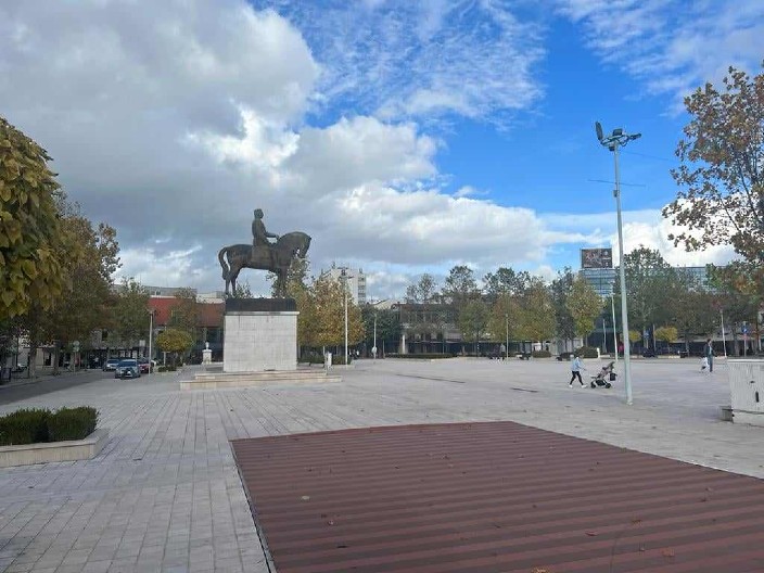 DEVET MUŠKARACA NA JEDNU ŽENU Ometali i omaložavali komunalnu inspektorku dok je radila svoj posao