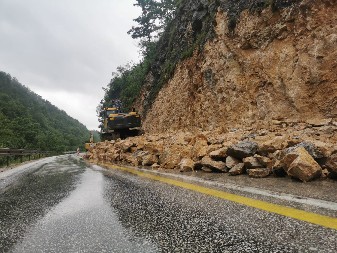 DEO BRDA SE SRUŠILO KOD MAKARSKE Obustavljen saobraćaj (FOTO)