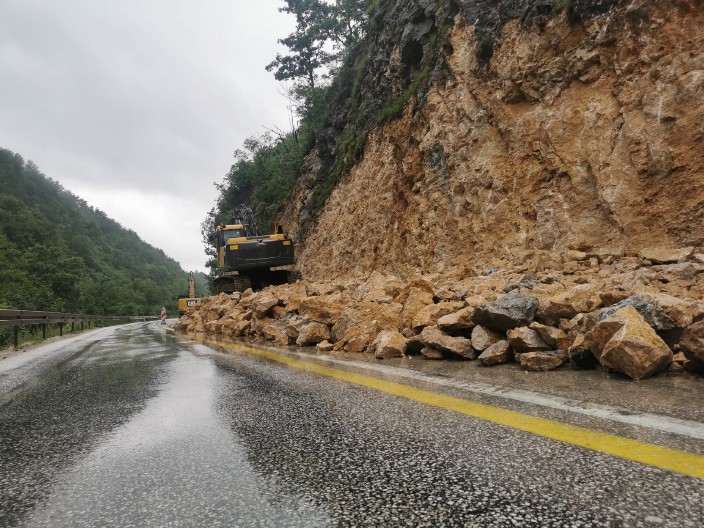 DEO BRDA SE SRUŠILO KOD MAKARSKE Obustavljen saobraćaj (FOTO)
