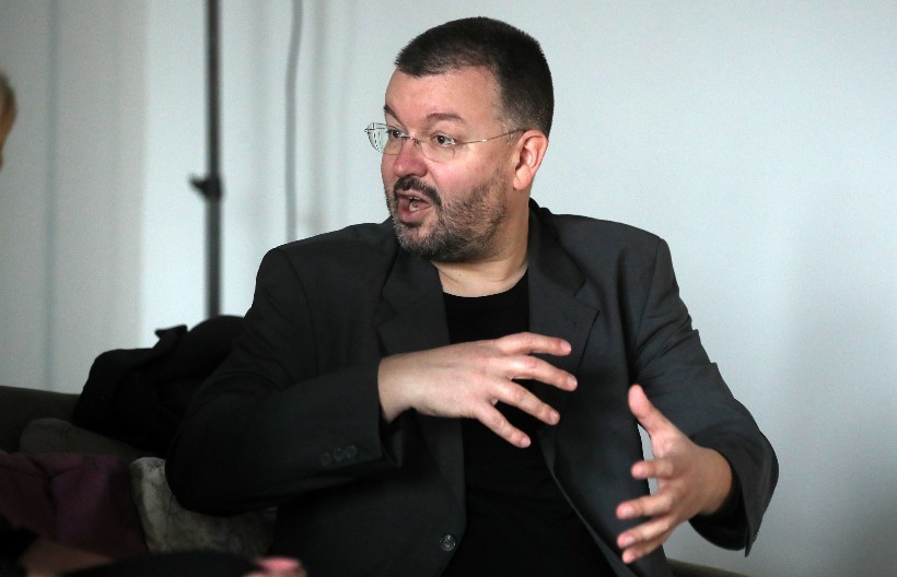 POVLAŠĆENE GRUPE, SA KUČIĆIMA URLAJU PO ULICAMA Profesor Antić za Alo objasnio suštinu zborova: To im je terapija