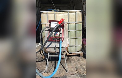 VRANJANAC (24) U KUĆI KRIO TONU NAFTE Policajci i inspektori zaplenili ilegalnu točionicu goriva