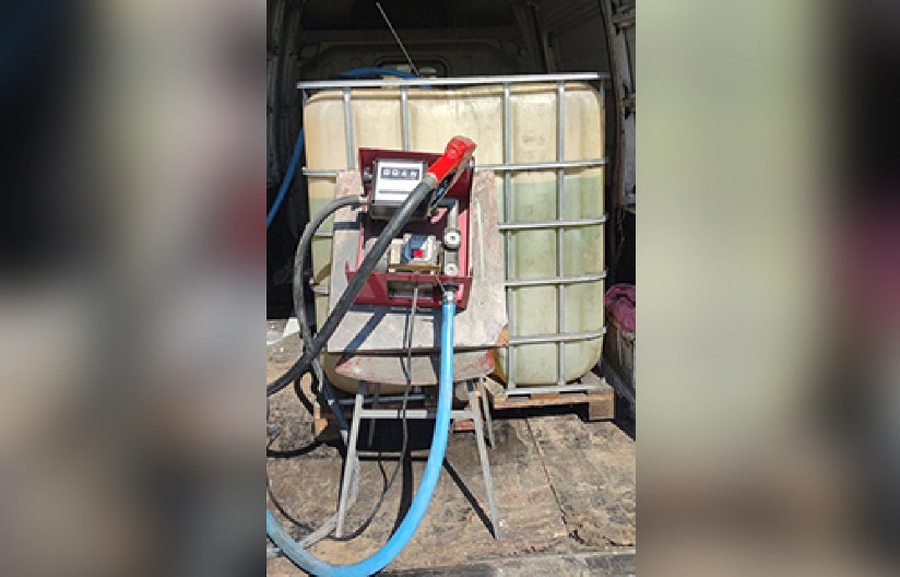 VRANJANAC (24) U KUĆI KRIO TONU NAFTE Policajci i inspektori zaplenili ilegalnu točionicu goriva