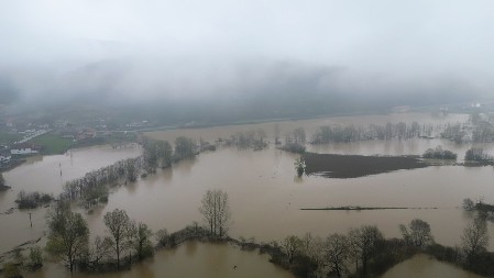 POGLED IZ VAZDUHA NA MESTO GDE SE IZLILA REKA JADAR Kritično u selu Bradić, voda poplavila oranice i približila se kućama (FOTO)