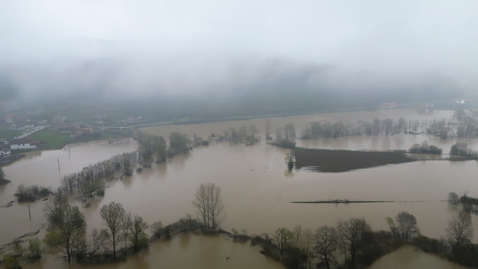 POGLED IZ VAZDUHA NA MESTO GDE SE IZLILA REKA JADAR Kritično u selu Bradić, voda poplavila oranice i približila se kućama (FOTO)