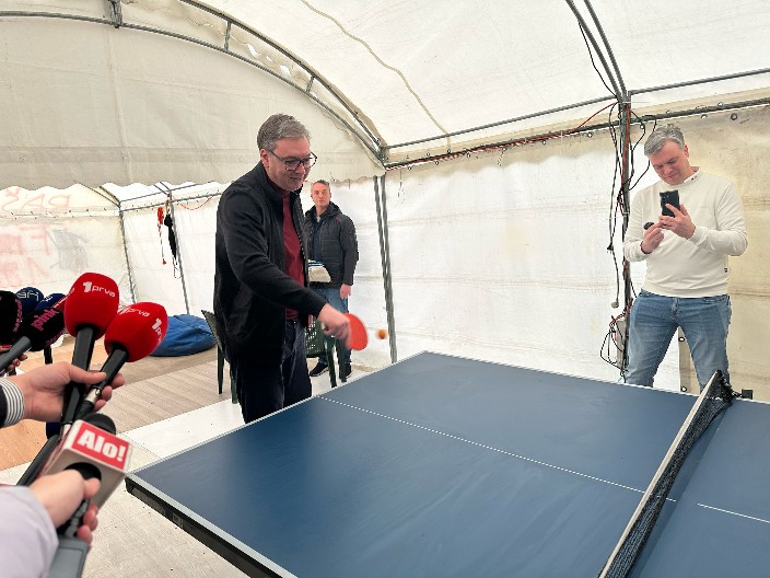 PREDSEDNIK VUČIĆ ZAIGRAO STONI TENIS SA STUDENTIMA KOJI HOĆE DA UČE! ''Ovako sam igrao i sa Sinišom Malim'' (VIDEO)